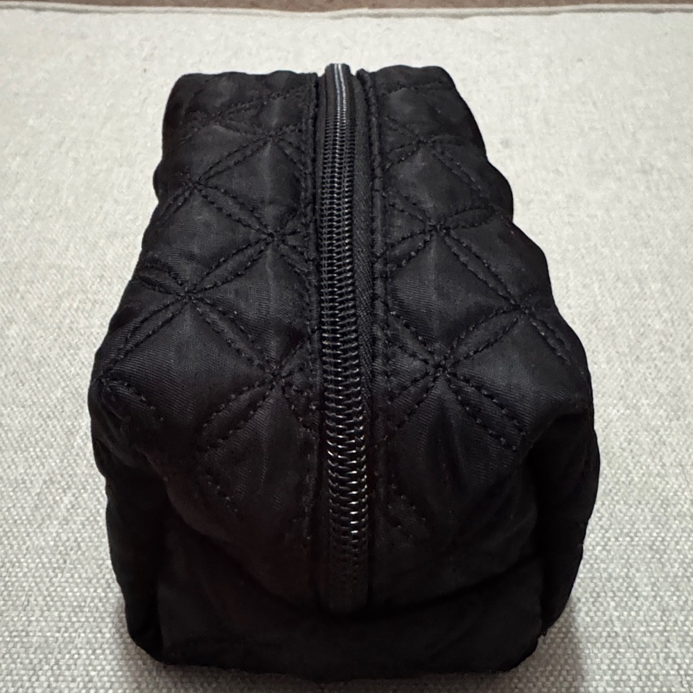 Vera Neumann “NY” Black Quilted Mini Pouch Makeup Bag-Gold Toned Zipper Pull-EUC - Picture 7 of 12